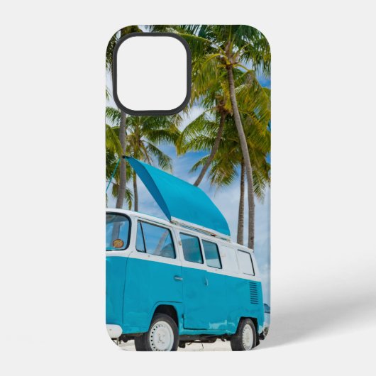 青と白のバンが停まるビーチ iPhoneケース (裏面)