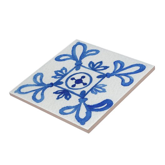 青と白のパターン（の模様が）ある水色地中海の タイル (側面)