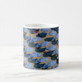 青と白のパティオ傘の航空写真 コーヒーマグカップ (中央)