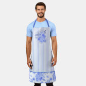 青と白のフローラとストライプ エプロン (着用した状態)