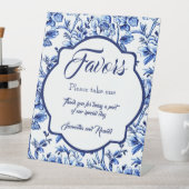 青と白のフローラトワールが卓上を引き立てる 台座サイン (インサイチュ)