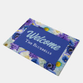 青と白のフローラパーソナライズされた入力の方法へようこそ ドアマット (アングル)