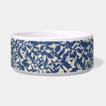 青と白のペットウォーターのボウルに入った鳥