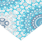 青と白のマンダラフロステッド冬の幾何学模様 ミディアムテーブルランナー (コーナー)