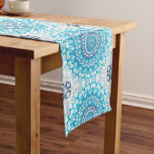 青と白のマンダラフロステッド冬の幾何学模様 ミディアムテーブルランナー (インサイチュ)