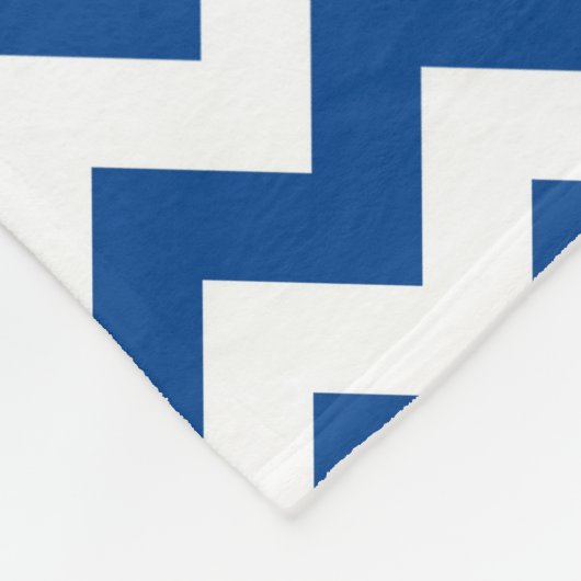 青と白のモノグラム山形の幾何学模様 フリースブランケット (角)