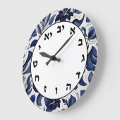 青と白のユダヤ文字ヘブライ数字クロック ラージ壁時計 (傾斜)