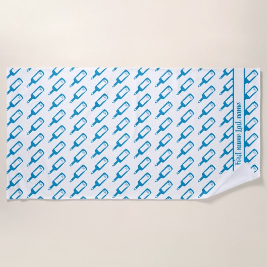 青と白のワインボトルのパターンと名前 ビーチタオル (正面)