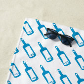 青と白のワインボトルのパターンと名前 ビーチタオル (インサイチュ)