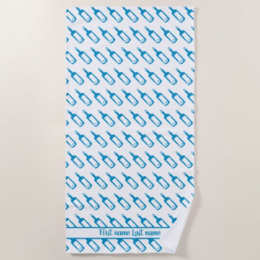 青と白のワインボトルのパターンと名前 ビーチタオル (正面)