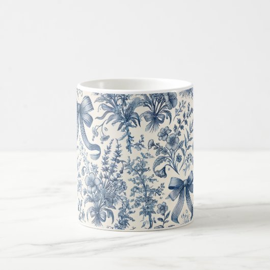 青と白のヴィンテージの花と弓 コーヒーマグカップ (中央)