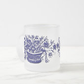 青と白のヴィンテージの花籠マグカップ フロストグラスマグカップ (正面左)