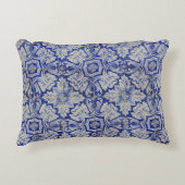 青と白のヴィンテージ地中海のフローラルパターン アクセントクッション (正面)