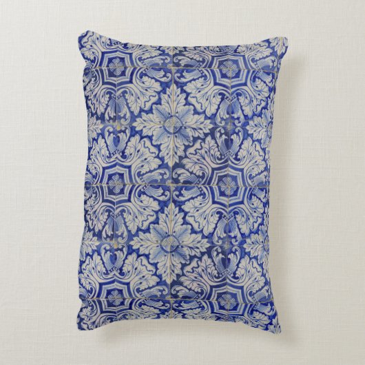 青と白のヴィンテージ地中海のフローラルパターン アクセントクッション (裏面(縦))