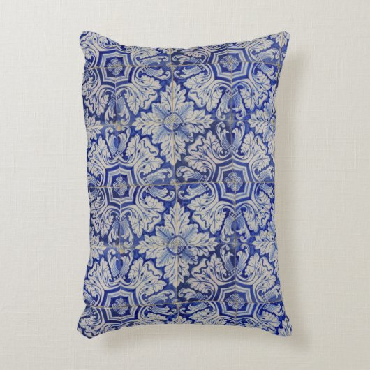 青と白のヴィンテージ地中海のフローラルパターン アクセントクッション (正面(垂直))