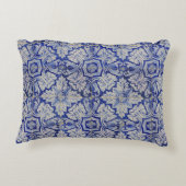 青と白のヴィンテージ地中海のフローラルパターン アクセントクッション (裏面)