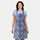 青と白のヴィンテージ地中海のフローラルパターン エプロン (着用した状態)