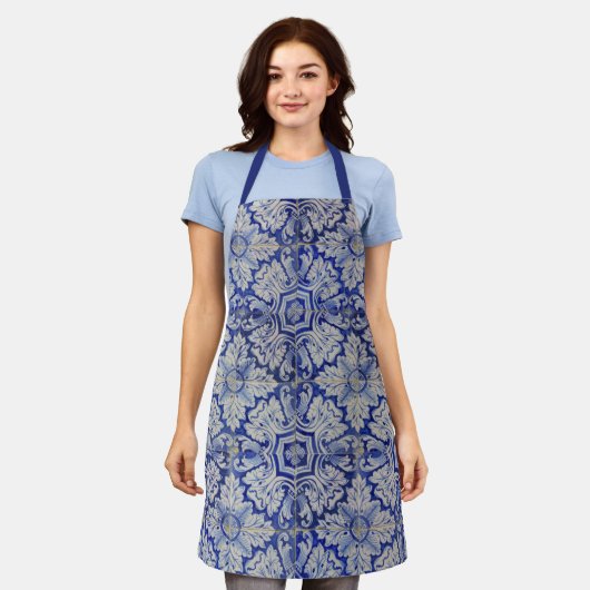 青と白のヴィンテージ地中海のフローラルパターン エプロン (着用した状態)