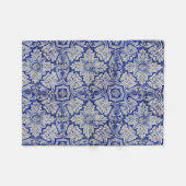 青と白のヴィンテージ地中海のフローラルパターン フリースブランケット (正面(横))