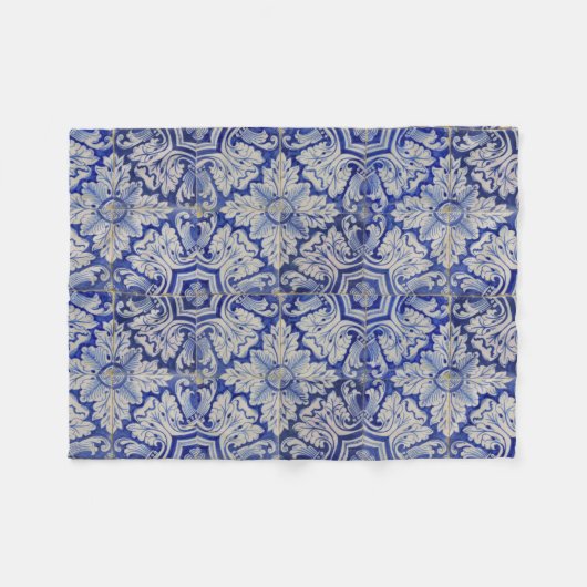 青と白のヴィンテージ地中海のフローラルパターン フリースブランケット (正面(横))