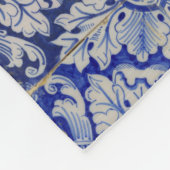 青と白のヴィンテージ地中海のフローラルパターン フリースブランケット (角)