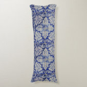 青と白のヴィンテージ地中海のフローラルパターン ボディピロー (正面縦)
