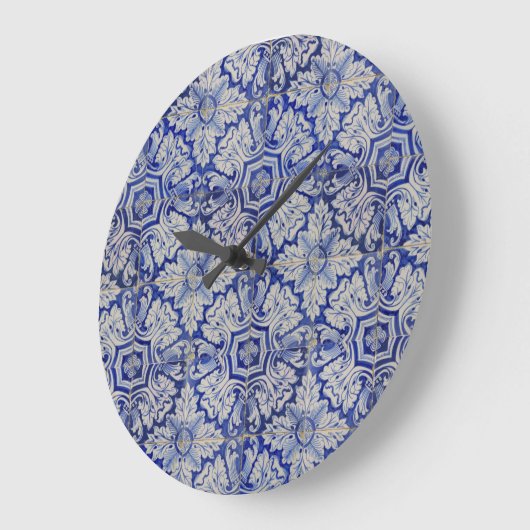 青と白のヴィンテージ地中海のフローラルパターン ラージ壁時計 (傾斜)