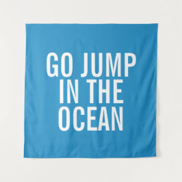 青と白の休暇で海にジャンプ タペストリー