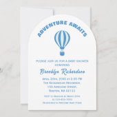 青と白の冒険が少年の赤ちゃんシャワーを待つ 招待状 (正面)