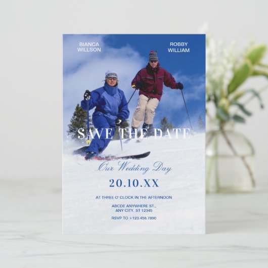 青と白の冬のスキー場でのウェディングフォト セーブザデート (スタンド正面)