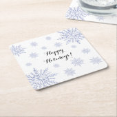 青と白の冬の雪の結晶ハッピーホリデー スクエアペーパーコースター (アングル)