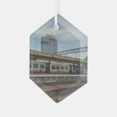 青と白の列車、建物の前 ガラスオーナメント (正面左)