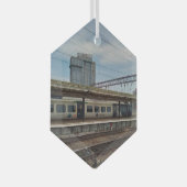 青と白の列車、建物の前 ガラスオーナメント (正面右)