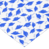 青と白の卒業キャップが空中に揺れ テーブルクロス (アングル)