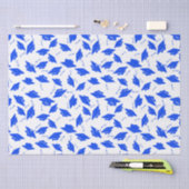 青と白の卒業キャップが空中に揺れ 薄葉紙 (クラフト)