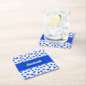 青と白の卒業式の帽子を空中に投げ スクエアペーパーコースター (インサイチュ)