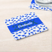 青と白の卒業式の帽子を空中に投げ スクエアペーパーコースター (アングル)