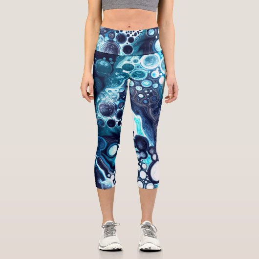 青と白の大理石の流体アートタンクトップ カプリレギンス (正面)