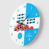 青と白の子供の名前のレディバード ラージ壁時計 (傾斜)