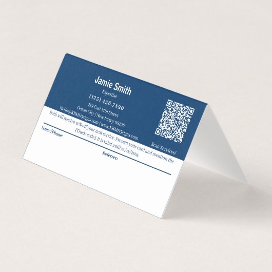 青と白の折りたたみ式紹介カード (裏面)