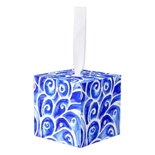 青と白の抽象芸術カーリーデザインパターン キューブオーナメント (正面アングル)