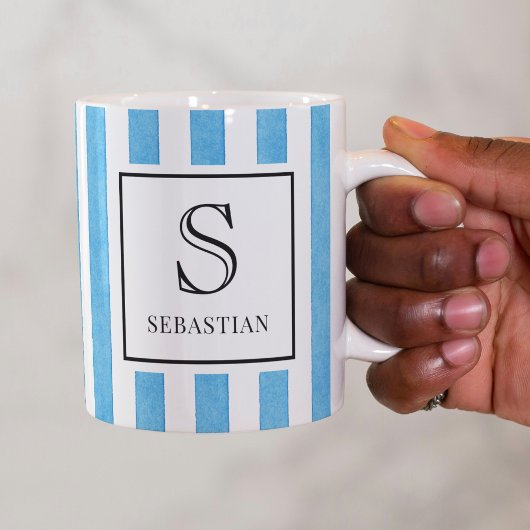 青と白の水彩ストライプ柄モノグラム コーヒーマグカップ