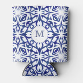 青と白の水彩タイルスペインのモノグラム 缶クーラー (正面)