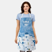 青と白の水色サントリーニギリシャモノグラム エプロン (着用した状態)