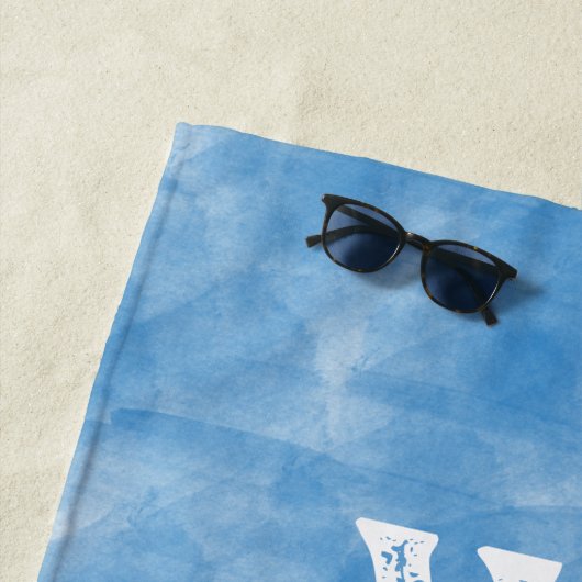 青と白の水色サントリーニギリシャモノグラム ビーチタオル (インサイチュ)