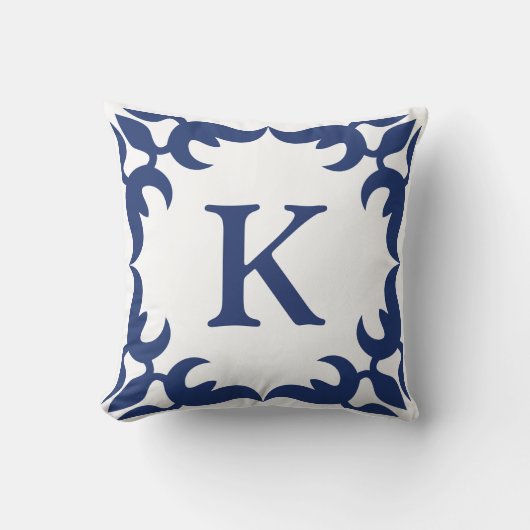 青と白の玉スクロールフレームモノグラム クッション (正面)