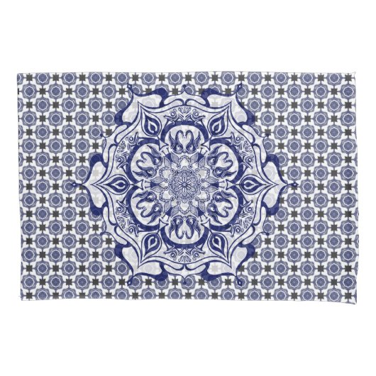 青と白の生き物の曼荼羅 枕カバー (正面左)