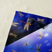 青と白の竜のハエのパターン ビーチタオル (インサイチュ)