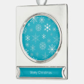 青と白の組み合わせクリスマススノーフレークのパターン シルバープレートバナーオーナメント (左)