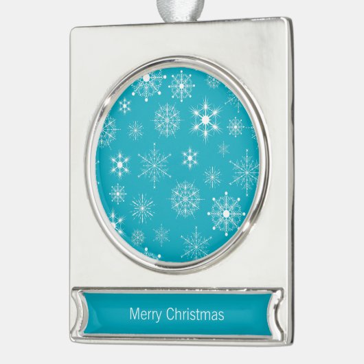 青と白の組み合わせクリスマススノーフレークのパターン シルバープレートバナーオーナメント (左)